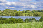 Blick auf Niehuuser See. Die Landschaft im Vordegrund gehört zu Dänemark. Die Landschaft im Hintergrund gehört zu Deutschland. Aufnahme: 28. Mai 2023.