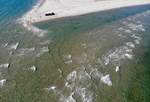 Skagen. Hier treffen die Nordsee (rechts) und die Ostsee zusammen. Die Wellen treffen keilförmig an die Küste und bringen viel Sand mit. Aus der Drohnenperspektive kann man sehen, wie die Halbinsel langsam ins Meer wächst; 13.04.2019