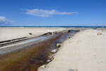 Hier m�ndet der Bach Nyb�k bei dem Badeort L�kken in Nordj�tland in die Nordsee. Aufnahme: 11. Juni 2026.