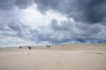 Die R�bjerg Mile ist die gr��te Wanderd�ne D�nemarks und liegt s�dlich von Skagen in Nordj�tland. Sie ist etwa 40 Meter hoch und bewegt sich jedes Jahr ungef�hr 15 Meter nach Nordosten. Die D�ne enth�lt Millionen Kubikmeter Sand und bietet eine beein ...