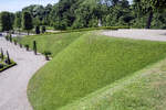 Der Schlosspark vor dem Schloss Frederiksborg in Hillerød ist ein Barockgarten. Aufnahme: 24. Juni 2023.