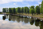 Bäume am Rundedam (»Der runde Teich«) im Schloßpark von Frederiksborg in Hillerød. Aufnahme: 24. Juni 2023.