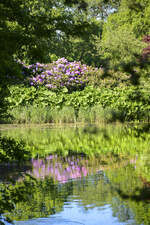 Geschwungene Pfade, große Rasenflächen, Waldpartien, Seen und Blumenbeete, die auf einzigartige Weise mit der nordschleswigschen Natur harmonieren.