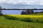 Blick auf Höruphaff (Høruphav) von der Insel Alsen (Nordschleswig). Auf der anderen Seite des Haffes ist die Halbinsel Kekenis (Kegnæs) zu sehen. Aufnahme: 20. Mai 2021.