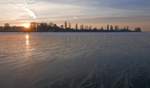 Dann kam kurz vor Sonnenuntergang doch noch die Sonne durch die Schleierbewölkung. Milde Temperaturen und Regen sind vorhergesagt. Das war`s dann wohl mit dem begeh-/befahrbaren Eis auf dem Gnadensee im Winter 2016/17 (29.01.2017).