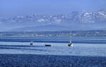 Unteruhldingen am Bodensee, Teleblick vom Bootshafen zum Schweizer Ufer mit den Alpen im Hintergrund, April 2025