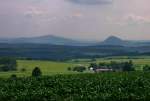 Blick vom 862m hohen Witthoh bei Tuttlingen zu den Hegaubergen, links der Hohenstoffeln (844m) und rechts der Hohenhewen(846m), Juli 2012