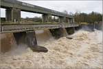 Hochwasser am Rhein am 5.1.2018, die geöffneten Wehre des Laufkraftwerks Ryburg-Schwörstadt.