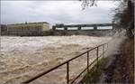 Hochwasser am Rhein am 5.1.2018, durch das Kraftwerk und die geöffneten Wehre des Laufkraftwerks Ryburg-Schwörstadt rauschte zum Zeitpunkt der Aufnahme die 7-fach mehr Wasser als den Rheinfall herunter. Mit etwa 9 Metern Fallhöhe war das durchaus ein riesiges Spektakel, das im Vergleich sogar den Rheinfall klein aussehen ließ. Fotostandort Rheinfelden AG, Schweiz.