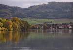 Ruhiger Hochrhein. Blick von Wallbach, Baden nach Wallbach AG. Oktober 2017.