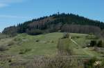 Blick zur Eichelspitze, mit 521m zweithchster Berg im Kaiserstuhl, mit dem 43m hohen Aussichtsturm, April 2012