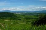 Blick vom Lenzenberg im Kaiserstuhl nach Freiburg und zum Schwarzwald, Juni 2012  