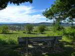 Blick vom Tuniberg ber den Weinort Merdingen zum sdlichen Kaiserstuhl, links im Hintergrund die Vogesen, Mai 2014