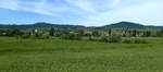 Kaiserstuhl, Blick aus der Rheinebene auf den östlichen Kaiserstuhl mit dem Winzerort Bötzingen, Juni 2017