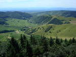 Kaiserstuhl, Blick vom Aussichtsturm auf der Eichelspitze (521m) Richtung Westen über den inneren Kaiserstuhl, dahinter die Rheinebene und die Vogesen am Horizont, Juli 2008