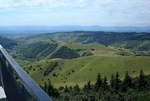 Kaiserstuhl, Blick vom Aussichtsturm auf der Eichelspitze(521m) auf die kahlen Hügel des Naturschutzgebietes Badberg im inneren Kaiserstuhl, Juli 2017