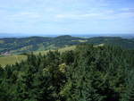 Kaiserstuhl, Blick vom Aussichtsturm auf der Eichelspitze (521m) auf die bewaldeten Berge des nrdlichen Kaiserstuhles, mit der Katharienkapelle in der Mitte, links sieht man das Winzerdorf