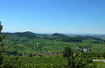 Kaiserstuhl, Blick von der Mondhalde in Richtung Süden, im Vordergrund der Weinort Oberrotweil, Juni 2011