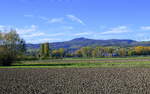 Blick von Osten zum Kaiserstuhl mit dem 557m hohen Totenkopf, Okt.2026