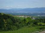 Kaiserstuhl/Baden
Blick vom Vogelsangpass auf Freiburg und den Schwarzwald
davor im Steinbruch wird Vulkangestein abgebaut und zu Fango verarbeitet