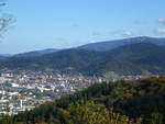 Blick von der Schneeburg auf dem Schönberg auf die Stadt Freiburg mit den Schwarzwaldbergen, Okt.2014