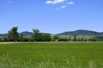 Kaiserstuhl, Blick aus der Rheinebene von Osten auf die Kaiserstuhlberge, links der Totenkopf, rechts die Eichelspitze, Mai 2020