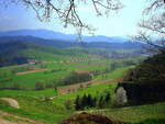 Blick von der Hochburg bei Emmendingen ins Brettental und auf den Schwarzwald, rechts die Ortschaft Sexau, April 2010