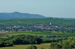 Blick ber den Markgrfler Weinort Ehrenkirchen, dahinter der Batzenberg, Deutschlands grter zusammenhngender Weinberg, im Hintergrund der Kaiserstuhl, Sept.2011