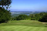 Blick über den Golfplatz Bad Bellingen in die Rheinebene, rechts unten der Altrhein, links davon der Rheinseitenkanal mit Industrie-und Hafenanlagen Mühlhausen-Ottmarsheim, am Horizont die