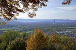 Blick vom Tüllinger Berg zwischen Lörrach und Weil am Rhein auf die Landschaft um Basel und die Schweizer Jura im Hintergrund, Okt.2020