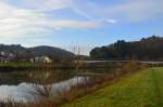 Blick von der Neckarwiese aus auf die Neckarbrücke, die von Neckargerach nach Guttenbach herüberführt.