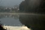 Nebel steigt aus dem Neckar bei Neckargerach am Mittag des Heiligabend 2015.