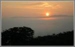 Frühmorgens um 5:47 -     Die Sonne geht über den Bergen auf, diese erheben sich nur wenig über dem Nebel, der noch über dem Remstal liegt.