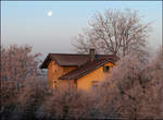 Bahnwärterhäuschen mit Mond bei Raureif -

Am Ortsrand von Kernen-Rommelshausen.

25.12.2007 (J)