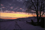 Schnee und Wolken in Violet -    Morgenstimmung im Remstal am Ortsrand von Kernen-Rommelshausen.