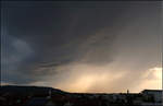 . Vor einem Gewitter -

Wenn sich im Remstal ein Gewitter mit Hagelgefahr entwickelt steigt der Hagelflieger auf, um die Wolken mit Silberiodid zu impfen. So auch gestern Abend, als sich bei uns daheim diese Bild bot.

01.08.2017 (M)