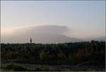 Ein Haube über dem Berg -    Hochnebel über den Schurwaldhöhen über Rosenkohlfeld bei Kernen-Rommelshausen.