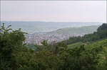 Über dem Remstal -    Blick nach Weinstadt-Beutelsbach und hinter dem nächsten Bergrücken auch nach Remshalden-Grunbach.