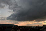Wolkenbilder des Tiefs 'Bernd' -     Erster Regen fällt aus einer dunklen Wolken.