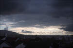 Wolkenbilder des Tiefs 'Bernd' -     Unter den dunklen Wolken hindurch geht der Blick nach Südwesten zu einem hellen Himmelabschnitt am Horizont, in dem sich weitere Quellwolken befinden.