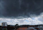 Wenn sich plötzlich eine dunkle Wolke über das Haus schiebt - 

... erscheint dies oft bedrohlicher, als es in Wirklichkeit dann ist. Das dazugehörige Gewitter war hier recht harmlos.
Links der Bildmitte der selbe Baum, wie beim Regenbogenbild zuvor. Dieser verlor bei einem schweren Gewitter, einer Superzelle, Ende Juni mit Starkregen und heftigen Böen, einige seine Äste und wirkt jetzt löchrig.

02.08.2021 (M)