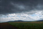 Durchblick zu schönerem Wetter -

Dunkle Gewitterwolken hängen über der Remstalbucht und verschatten die Felder. Dazwischen befindet sich ein heller Streifen mit freundlicherem Wetter.

Kernen-Rommelshausen, 02.08.2021 (M)