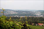 Stadtlandschaft mit etwas Bahnbezug - 

Hier blickt man von Kappelberg oberhalb Fellbachs auf den Stuttgarter Norden. In Bildmitte der bebaute Streifen gehört zu Stuttgart-Bad Cannstatt. Darüber der Rosensteinpark mit den beiden neuen Tunnelportalen für die Eisenbahn an der neuen Neckarbrücke. Weiter oben in Bildmitte der Killesberg. Rechts daneben mit dem Hochhaus der Pragsattel.

12.08.2021 (M)