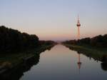 Bald ists dunkel in Mannheim. Im Hintergrund der Mannheimer Fernmeldeturm.