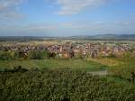 Blick auf den Weinort Merdingen am Tuniberg, rechts im Hintergrund der Kaiserstuhl, Sept.2008