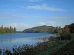 Der Altrhein bei Sasbach am Kaiserstuhl, im Hintergrund der ca.40m hohe Limberg mit Resten der Limburg, Okt.2008