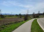 Blick von Riegel gen Sden, rechts der Kaiserstuhl, im Hintergrund der Schwarzwald, April 2013 