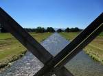 Blick von der Stahlbogenbrcke bei Hugstetten auf die kanalisierte Dreisam, im Hintergrund liegt Freiburg und die Schwarzwaldberge, Aug,2013