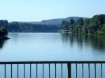 Blick von der Rheinbrcke bei Sasbach auf den Altrhein mit Stauwehr, Aug.2013