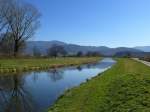 Blick vom Kollmarsreuter Wehr an der Elz fluaufwrts zum Schwarzwald, Mrz 2014